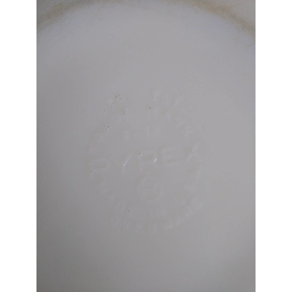 Pyrex 023 lime green 2 quart bowl - Picture 7 of 7